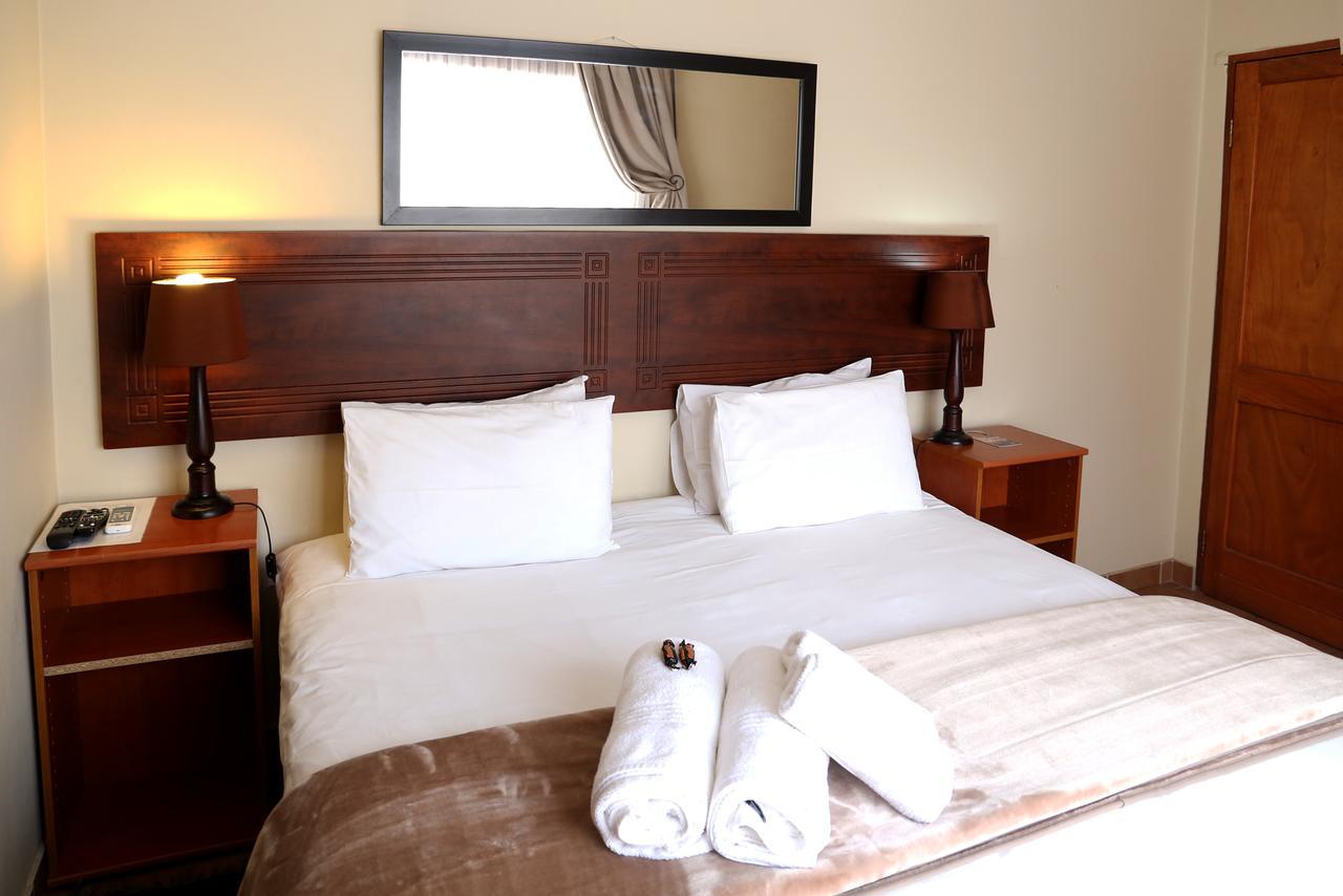Morulana Guest House Кемптън Парк Екстериор снимка