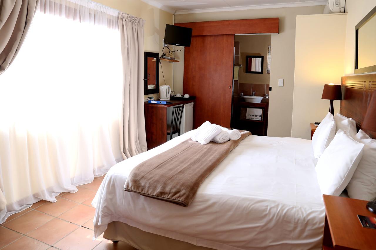Morulana Guest House Кемптън Парк Екстериор снимка