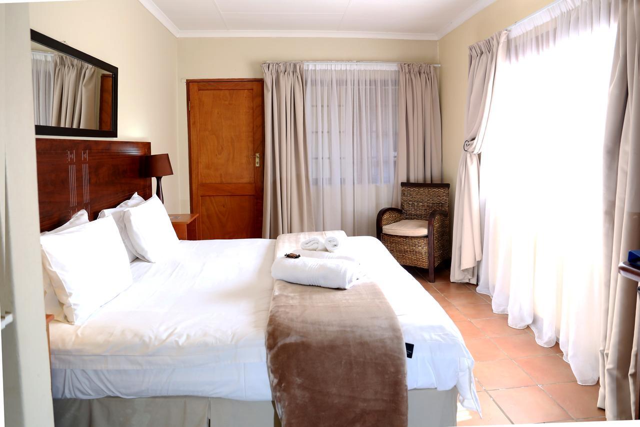Morulana Guest House Кемптън Парк Екстериор снимка