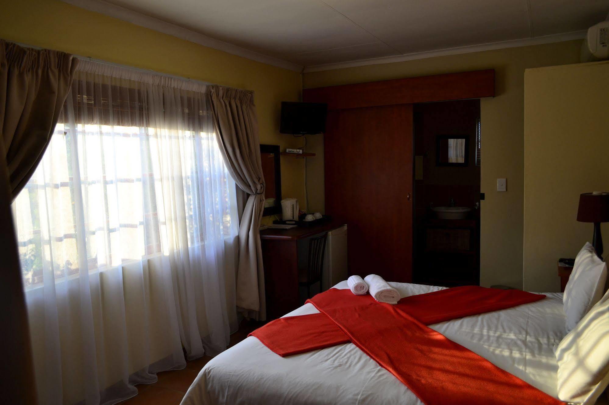 Morulana Guest House Кемптън Парк Екстериор снимка